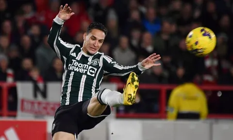 Man Utd choáng váng với Antony