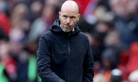 Bị fan M.U la ó, Ten Hag đáp lại