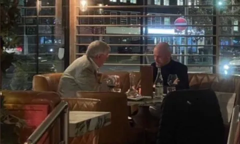 Ten Hag ăn tối với Sir Alex trước 2 trận đấu then chốt