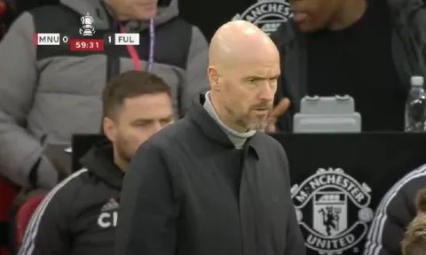 Ten Hag bực tức ném kẹo cao su, sao M.U lập tức 'lên đồng'