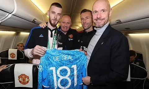Ten Hag đại diện Man Utd trao thưởng cho De Gea