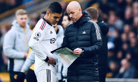 Ten Hag đưa ra chỉ đạo cho Casemiro trước khi Rashford ghi bàn