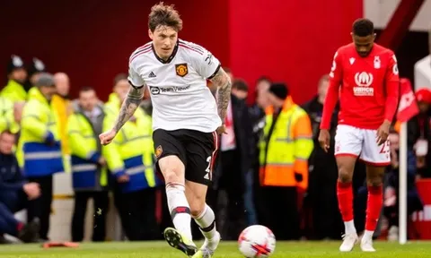 Ten Hag giải thích cho quyết định đổi chỗ Maguire và Lindelof