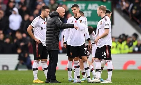 Ten Hag lý giải cho hành động đặc biệt ở trận Aston Villa