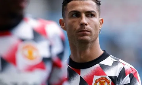 "Ten Hag một lần nữa làm bẽ mặt cầu thủ vĩ đại nhất trong lịch sử"