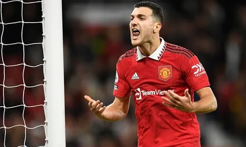 Ten Hag nhắc khéo Dalot, chốt vị trí M.U nổ tân binh