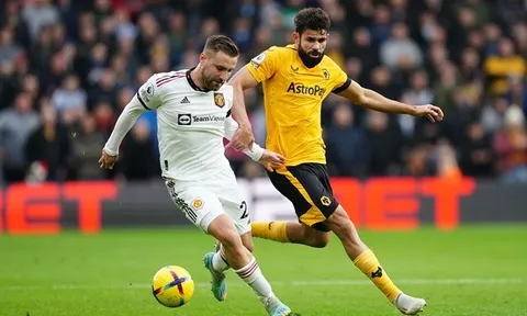 Ten Hag không đơn giản, 'luyện' Luke Shaw đấu Barca