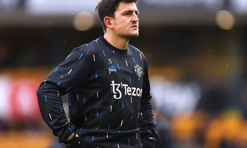 Ten Hag thẳng tay, Ferdinand và Carragher đã đúng về Maguire