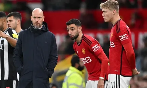 Ten Hag thật may vì vẫn còn "tinh thần" Sir Alex