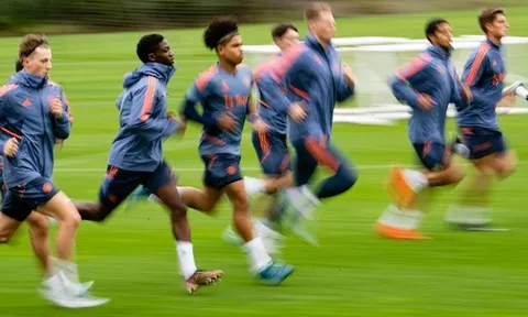 Ten Hag thôi thúc, các học trò chạy 'xé' gió
