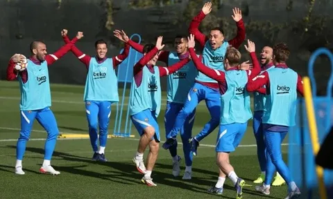 Thái độ khó tin của dàn sao Barca trước trận chiến sinh tử tại Champions League