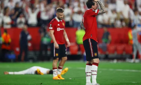 Thảm bại trước Sevilla là cú đấm vào giới chủ MU