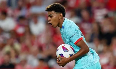 Thần đồng Barca hành động đẳng cấp với Joao Felix