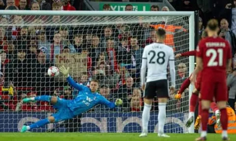 Thắng Fulham, Liverpool áp sát Man United