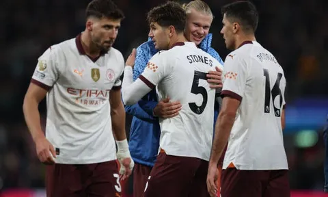 Thắng nghẹt thở, Man City bám sát ngôi đầu