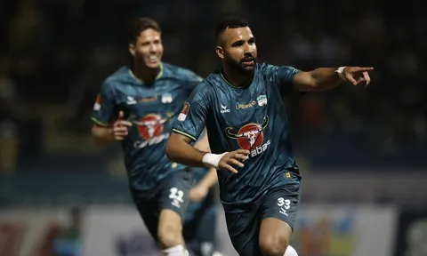 Thủ môn Thanh Hóa mắc sai lầm không tưởng, HAGL thoát đáy bảng V-League