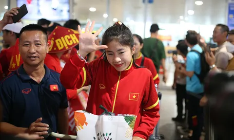 Thanh Nhã, Hoàng Thị Loan cực xinh, HLV Mai Đức Chung được tặng nón lá