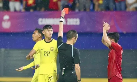 Thanh Nhàn khiến 2 cầu thủ Malaysia bị đuổi