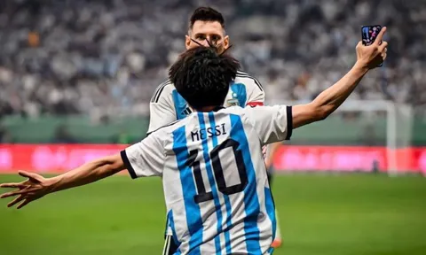 Thanh niên nổi tiếng khắp Trung Quốc sau khoảnh khắc chạm mặt Messi