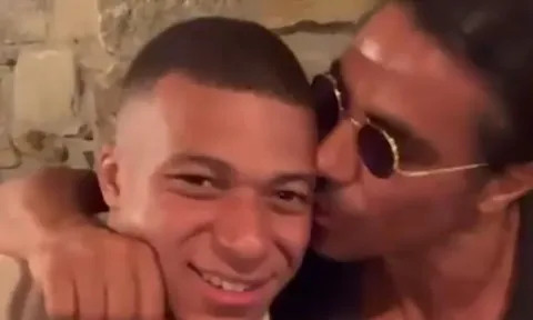 'Thánh rắc muối' bị chỉ trích khi hôn má Mbappe