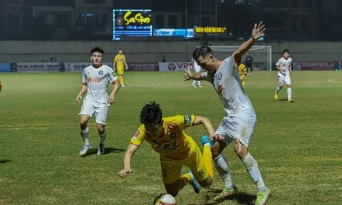 Khi cầu thủ đá trên sân đất nện