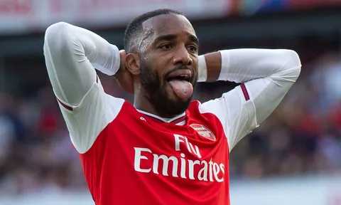 "Thật đáng xấu hổ khi chứng kiến Lacazette làm điều đó"