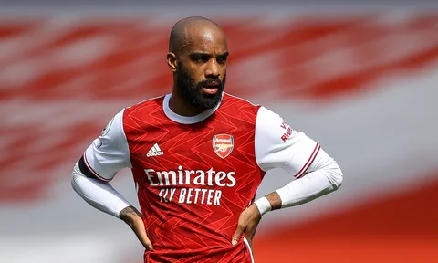 Thâu tóm sát thủ La Liga, Arsenal biến Lacazette thành vật tế