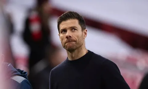 Thay Klopp, người cũ Liverpool sớm át vía Alonso