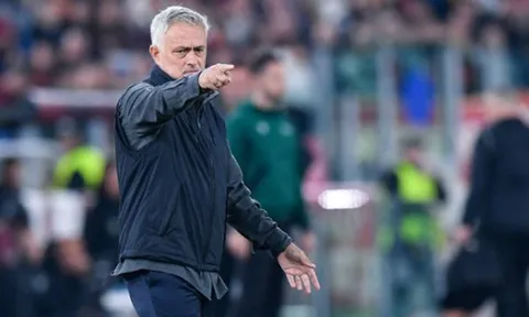 Thay người tài tình, Mourinho vào vòng knock-out Europa League