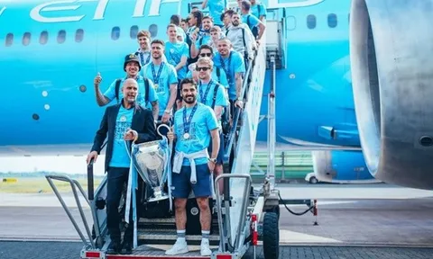 Thầy trò Pep trở lại Anh, sẵn sàng cho lễ ăn mừng cú ăn ba lịch sử