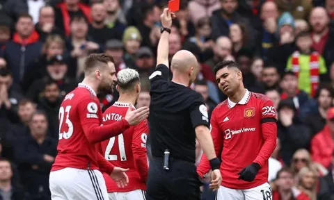 Thẻ đỏ tai hại, Man United chia điểm trong thế 10 người