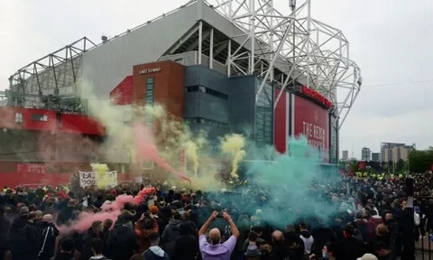 Thêm 10 CĐV Man Utd bị cảnh sát bắt giữ