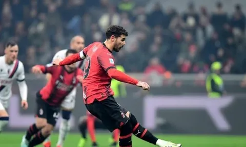 Theo Hernandez ăn mừng hụt vì không hiểu luật