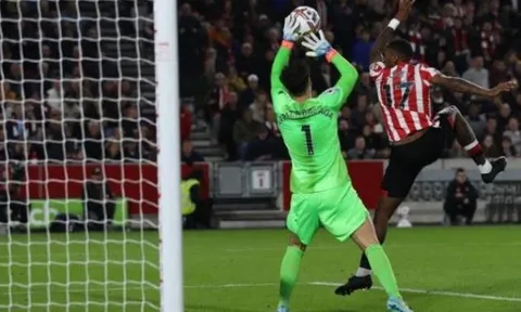 Thoát thua Brentford, Chelsea bị Quỷ đỏ 'phả hơi nóng'