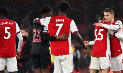 Cú sốc cho Arsenal! Nhạc trưởng chấn thương, khập khiễng lê bước