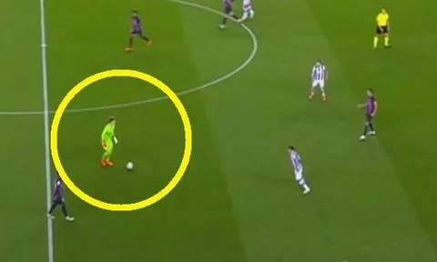 Thủ môn Barca lên quá vạch giữa sân