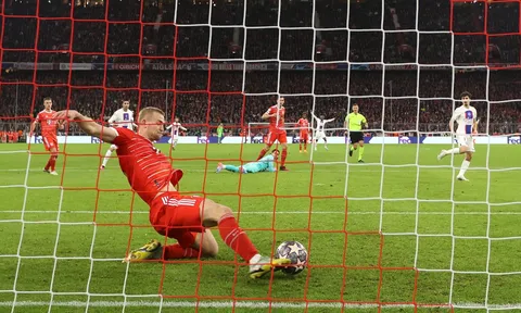 Thủ môn Bayern hứa tặng xe tải chocolate cho De Ligt sau pha cứu thua