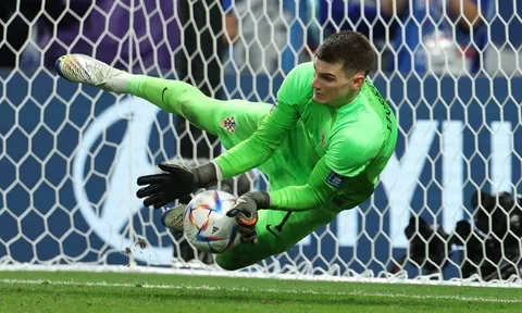 Thủ môn Croatia đi vào lịch sử World Cup