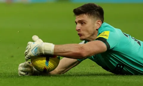 Thủ môn hay nhất Premier League nhận thẻ đỏ sau sai lầm hài hước