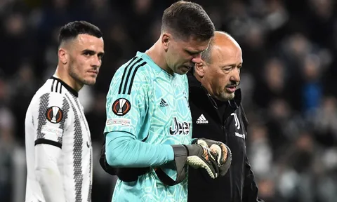 Thủ môn Juventus rời sân trong nước mắt vì vấn đề tim mạch
