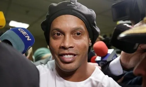 Thu nhập ít ỏi của Ronaldinho khi dự giải do Pique tổ chức
