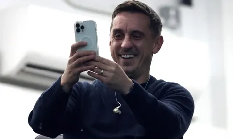 Thua đội bét bảng, Liverpool bị Neville mỉa mai