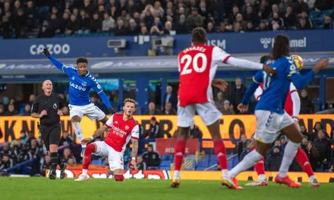 Thua ngược Everton, Arsenal bị đá văng khỏi Top 6