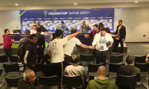 Thua ngược ở Asian Cup, người Iraq đòi ăn thua đủ với HLV