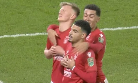 Tiền đạo ăn mừng như Ronaldo sau khi xé lưới MU