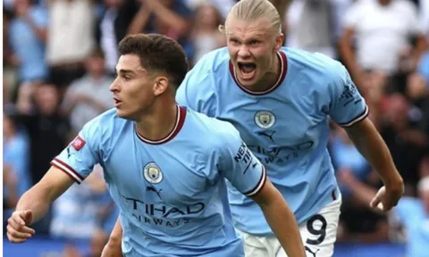 Tiền đạo Man City cởi quần tặng CĐV sau trận thắng Tottenham