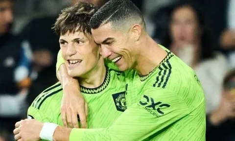 Tiền đạo MU xăm hình Ronaldo lên chân