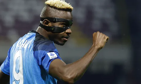 Tiền đạo Napoli đi vào lịch sử Serie A