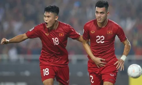 Sát thủ của thầy Park khiến HLV Troussier đau đầu