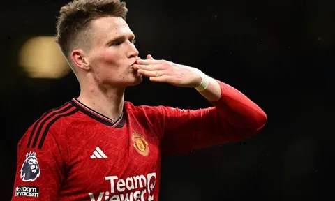 Tiền vệ M.U được khen như Bryan Robson và Roy Keane